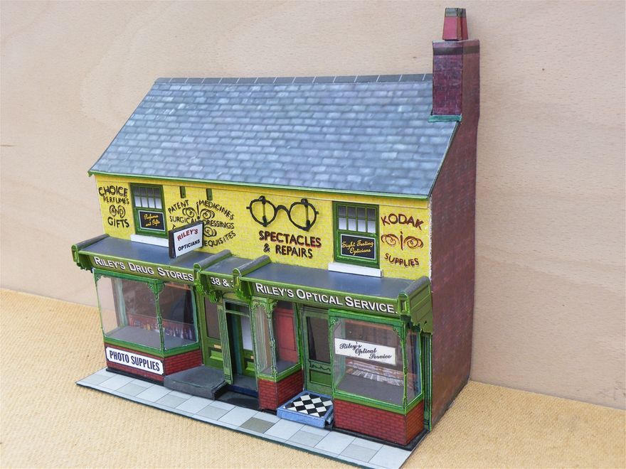 A251  Riley's Chemist & Opticians shop with full interior........Kit price       £6